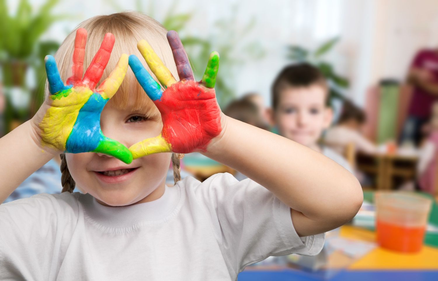 V čom je iný a akými výhodami disponuje Montessori prístup?